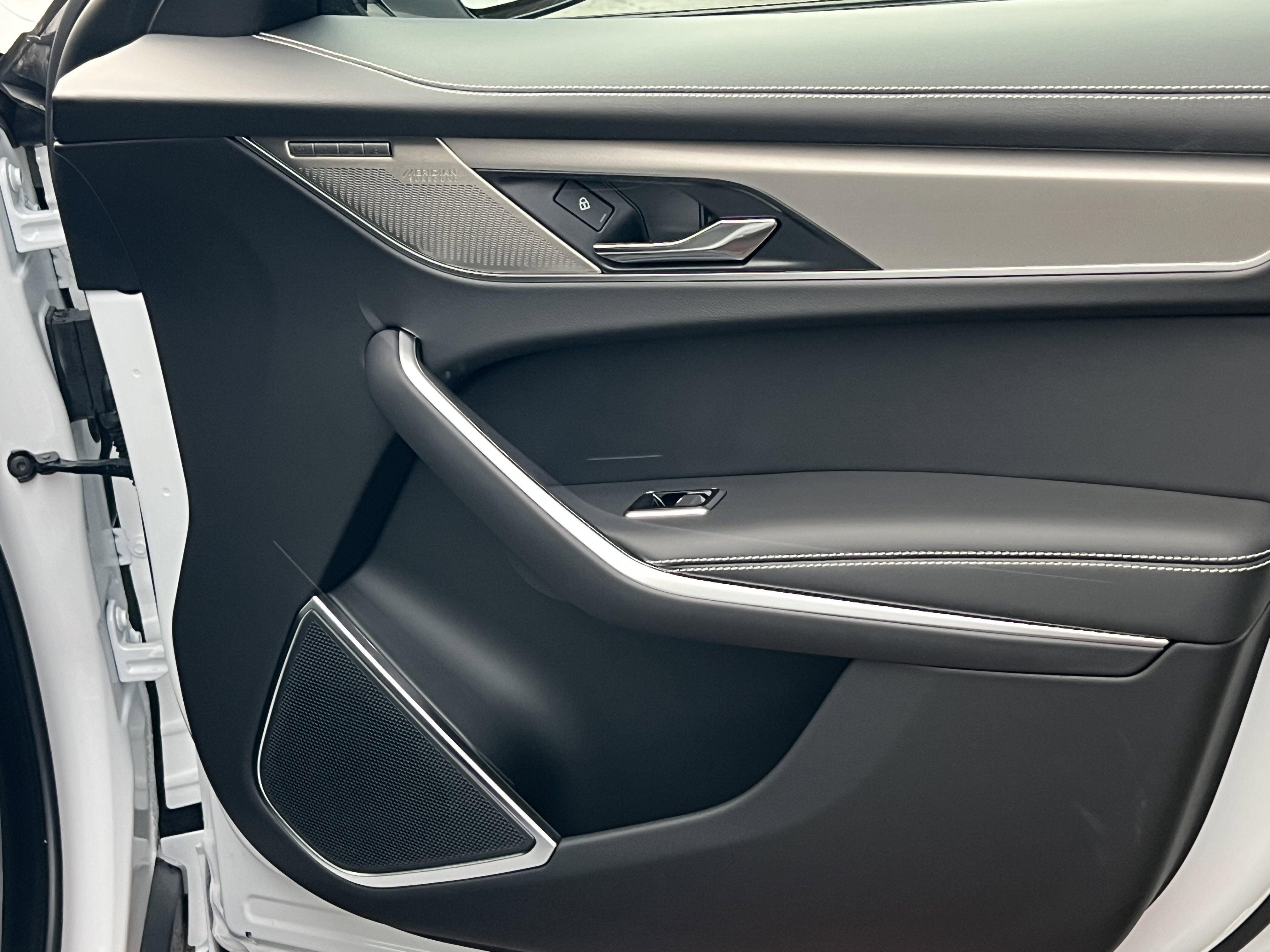 New 2026 Jaguar F-PACE R-Dynamic S image 10