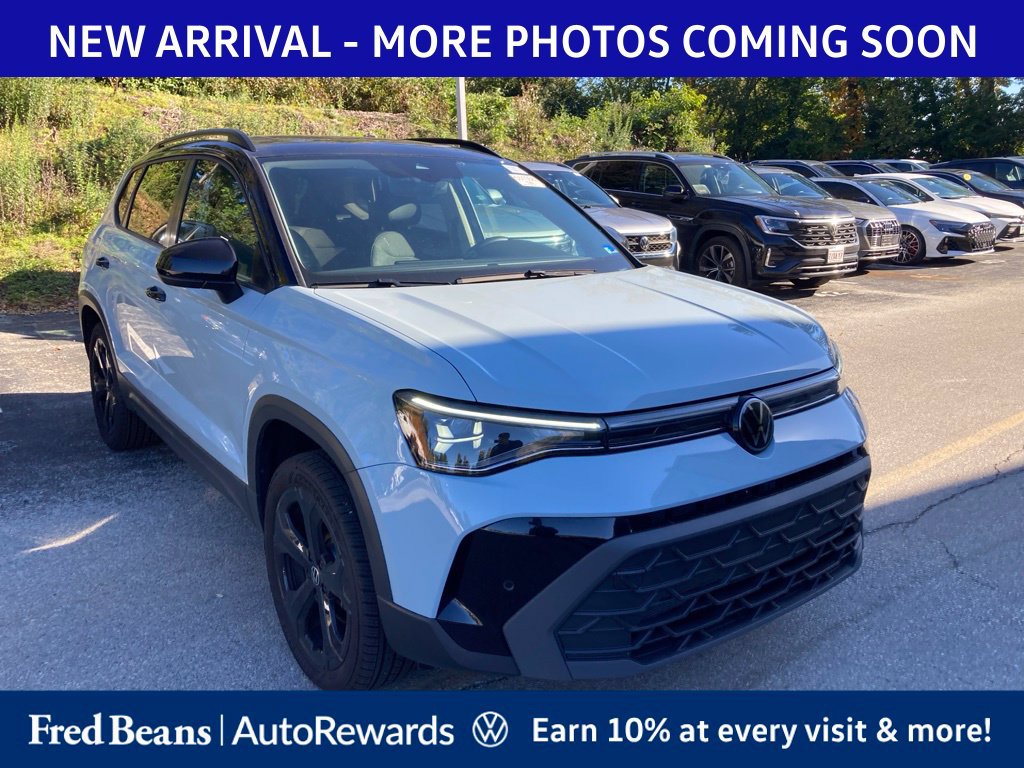 Used 2025 Volkswagen Taos SE AWD/4WD image 1