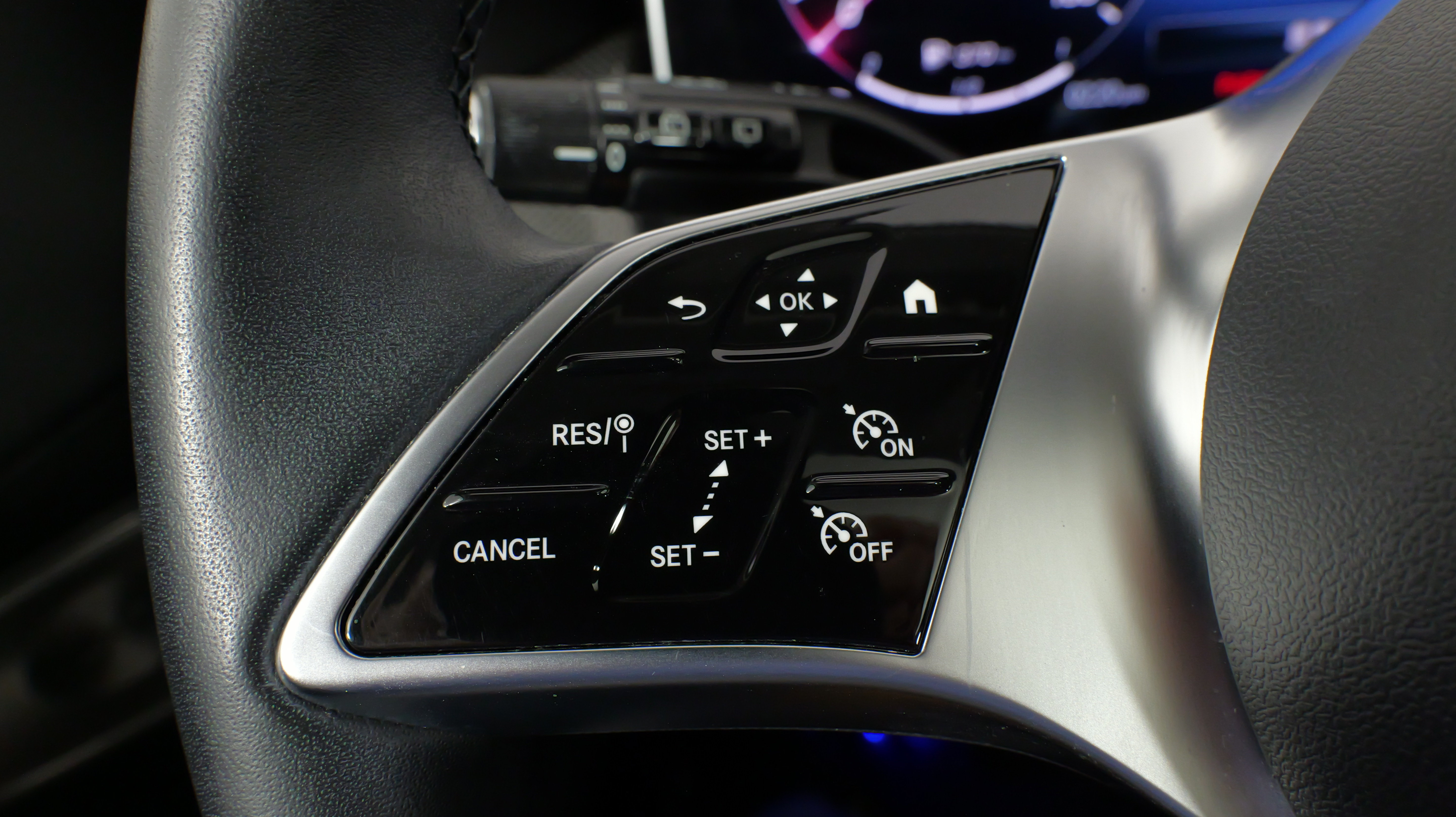 Used 2024 Mercedes-Benz GLC 300 4MATIC image 38