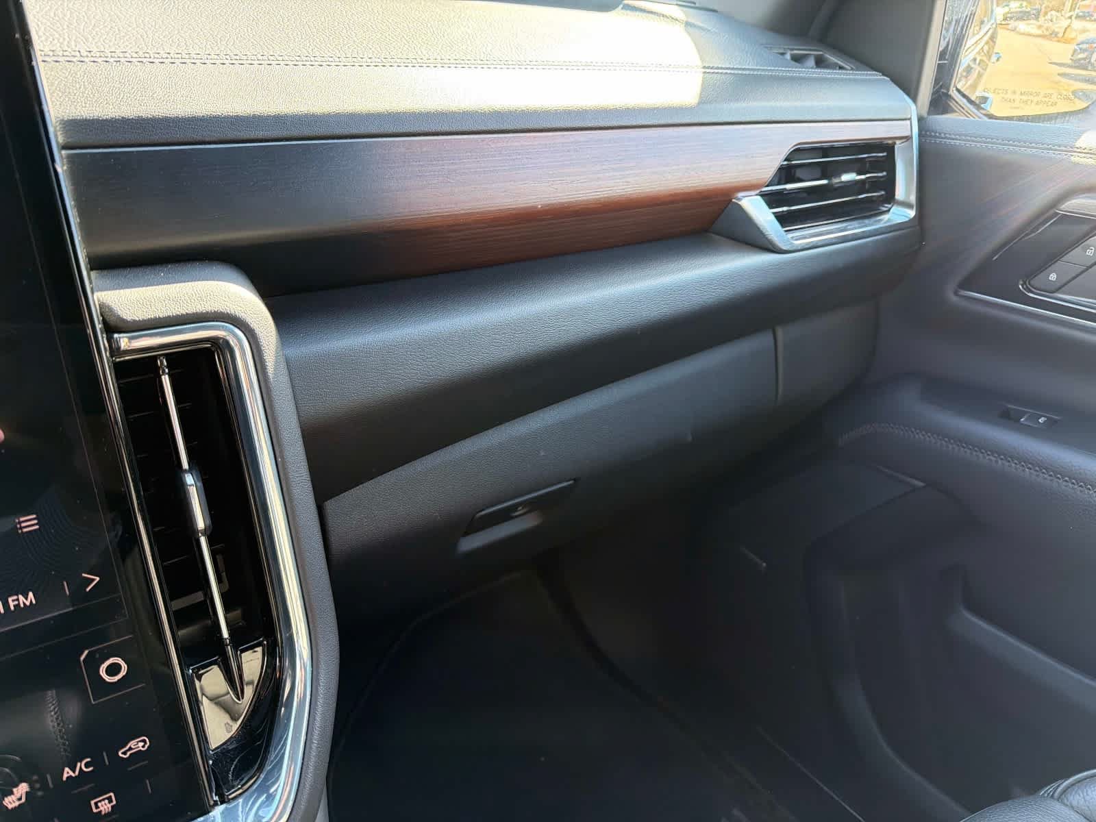 Used 2025 GMC Yukon Denali AWD/4WD image 15