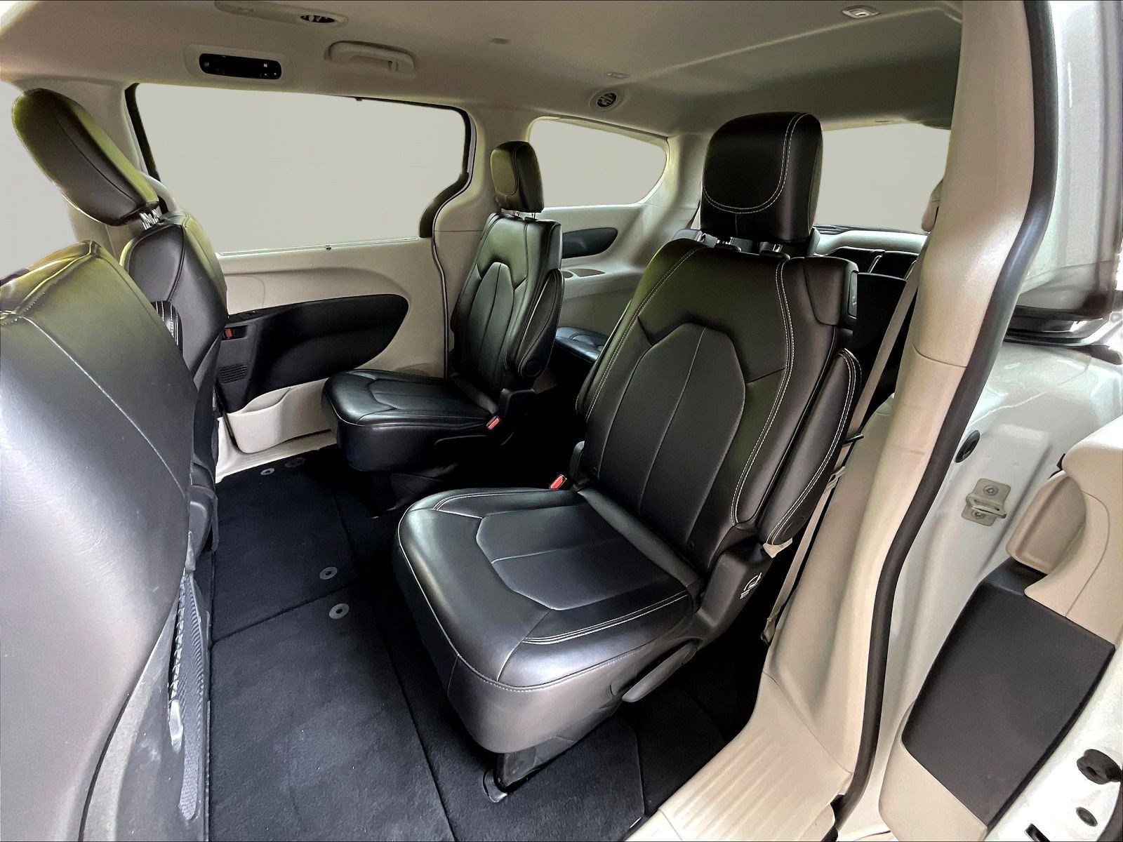 Used 2024 Chrysler Pacifica Touring-L FWD image 21