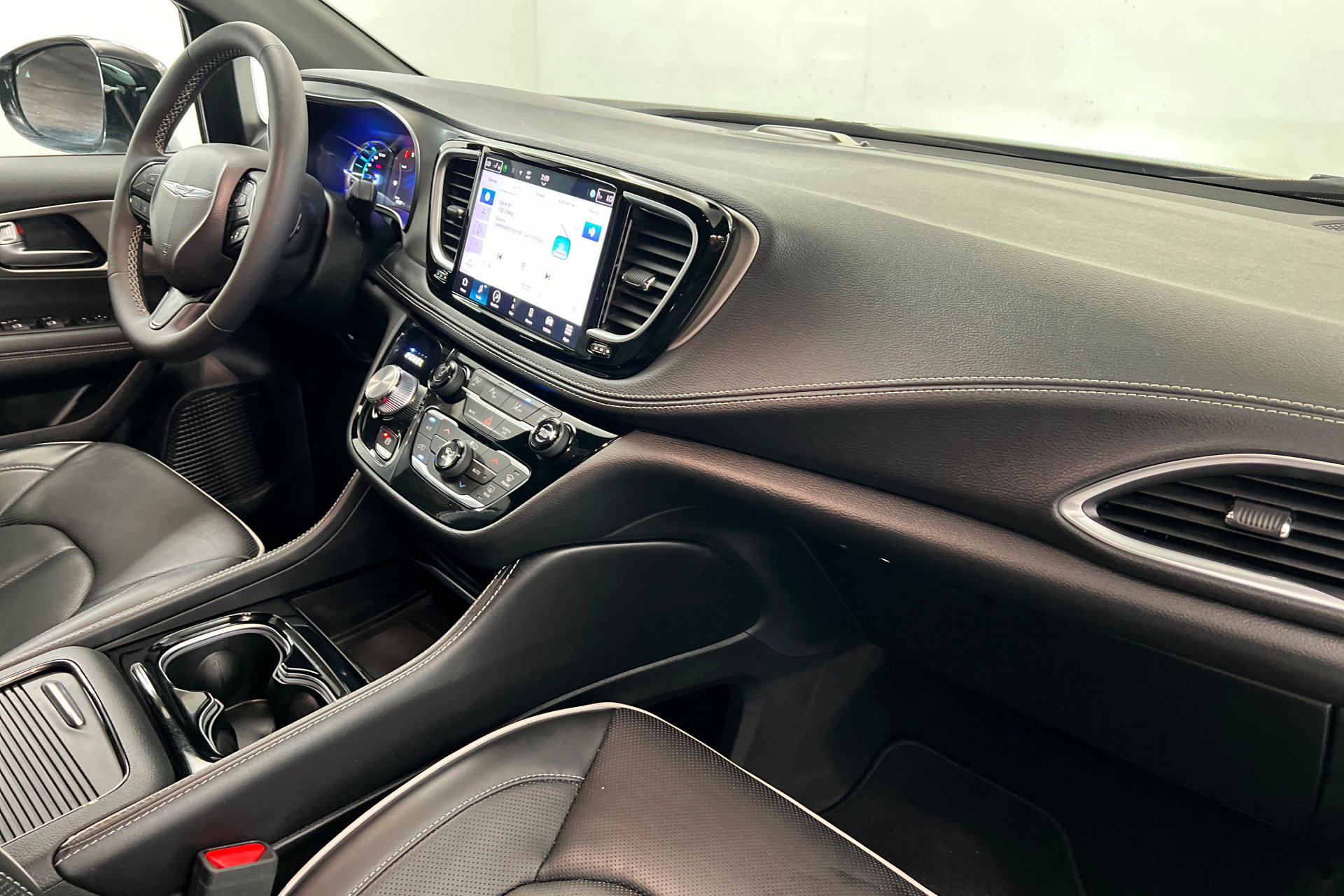 Used 2024 Chrysler Pacifica Premium FWD image 26