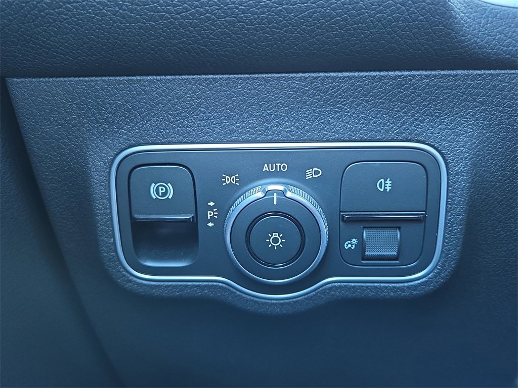 Certified 2025 Mercedes-Benz GLB 250 4MATIC image 27