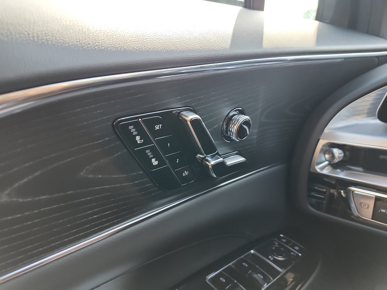 Used 2024 Cadillac Lyriq Luxury AWD/4WD image 23