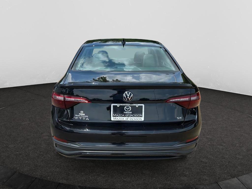 Used 2024 Volkswagen Jetta SE image 2