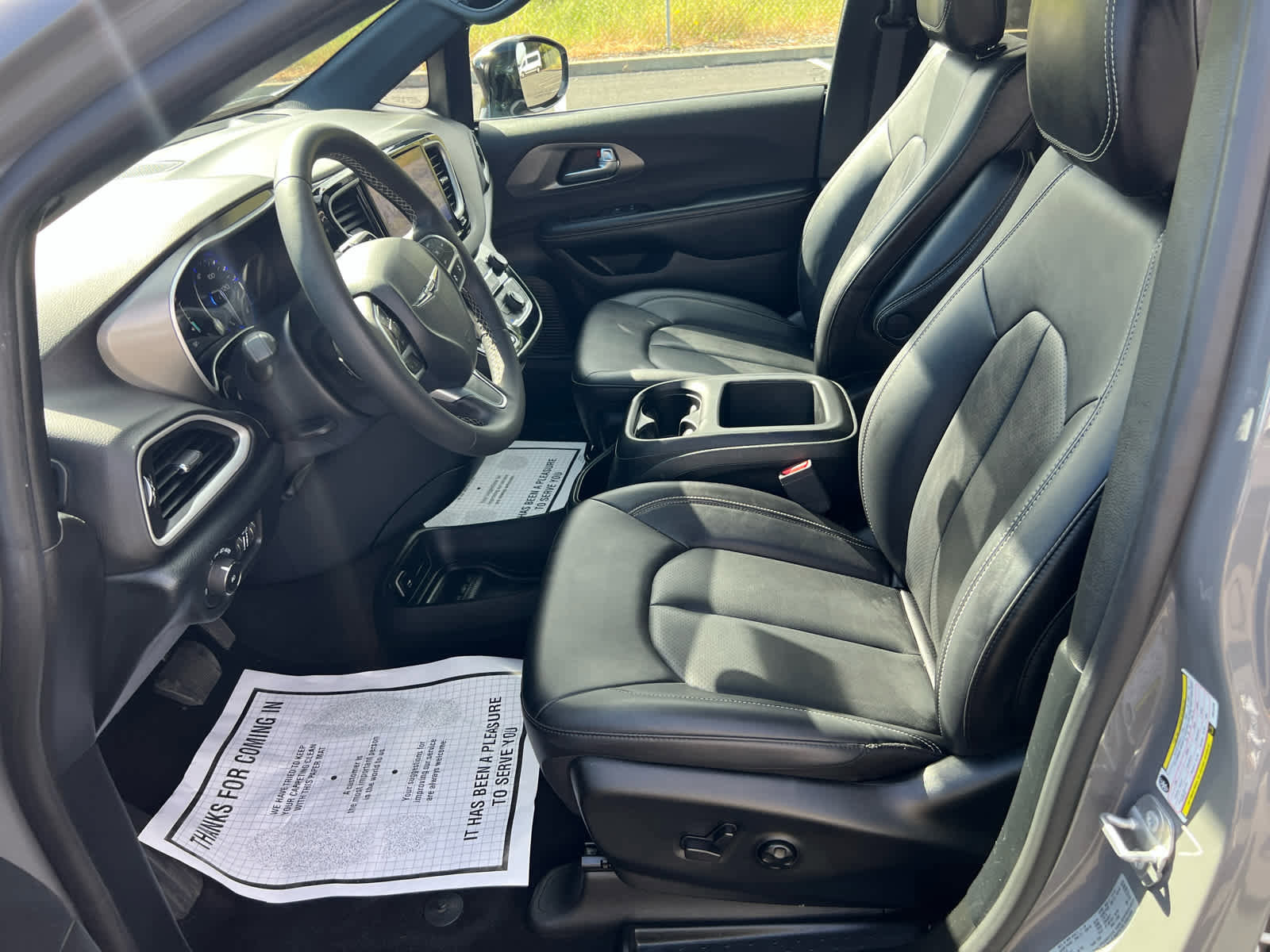 Used 2025 Chrysler Pacifica Select FWD image 12