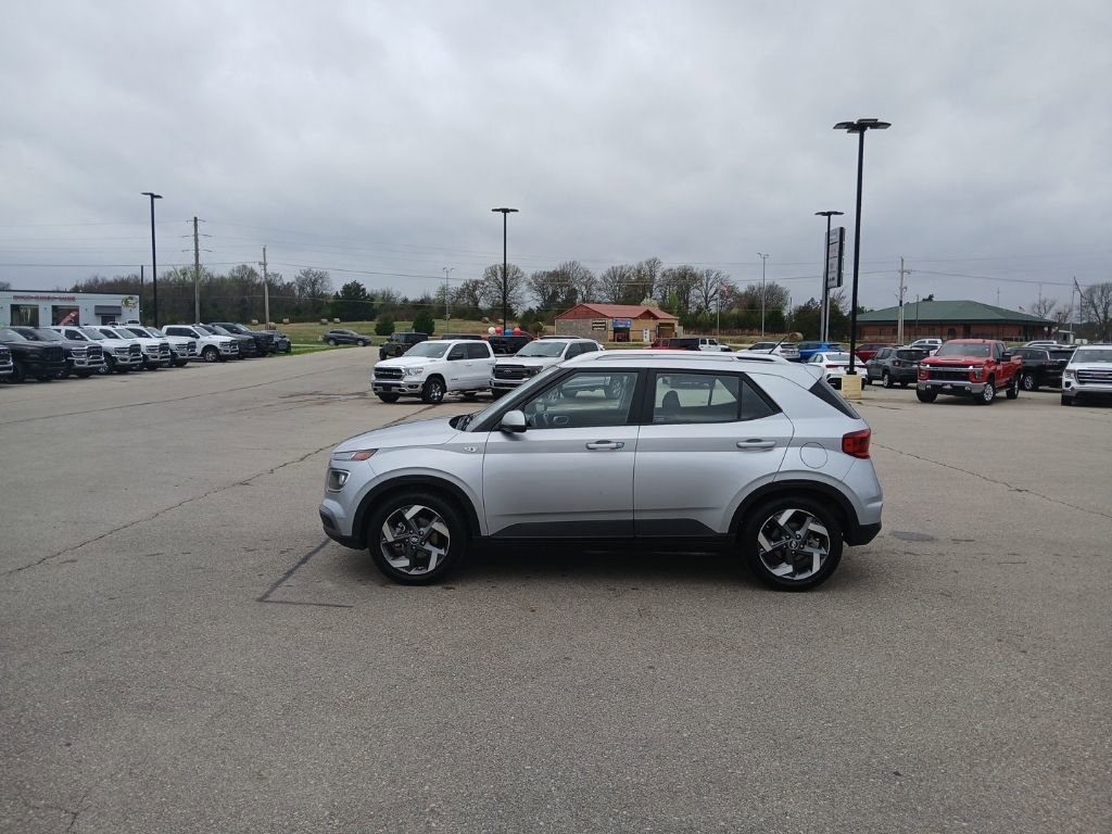 Used 2023 Hyundai Venue SEL image 4