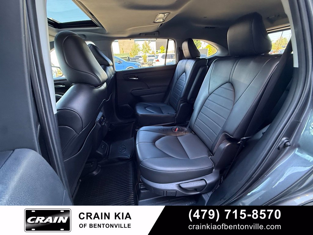 Used 2021 Toyota Highlander XLE FWD image 25