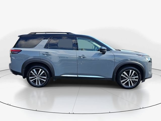 Used 2025 Nissan Pathfinder Platinum FWD image 2