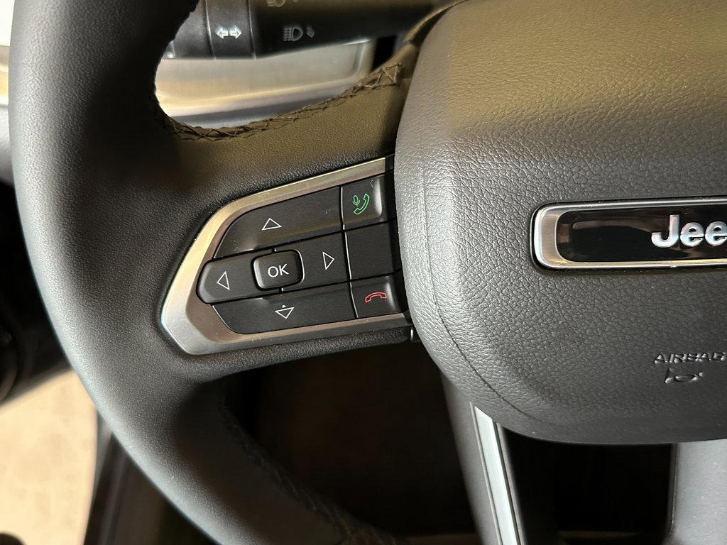 Used 2025 Jeep Compass Limited image 10
