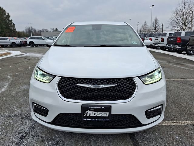 Used 2023 Chrysler Pacifica Touring-L FWD image 2