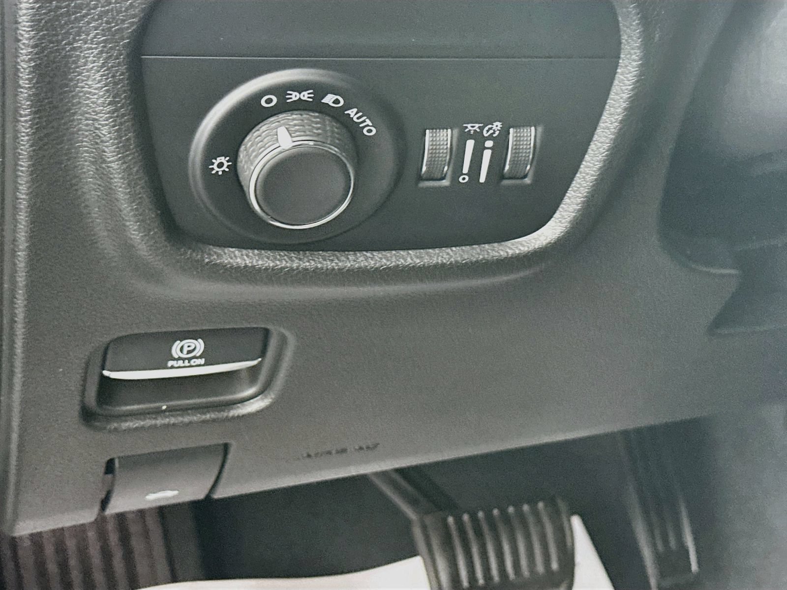 Used 2023 Jeep Grand Cherokee Altitude AWD/4WD image 10