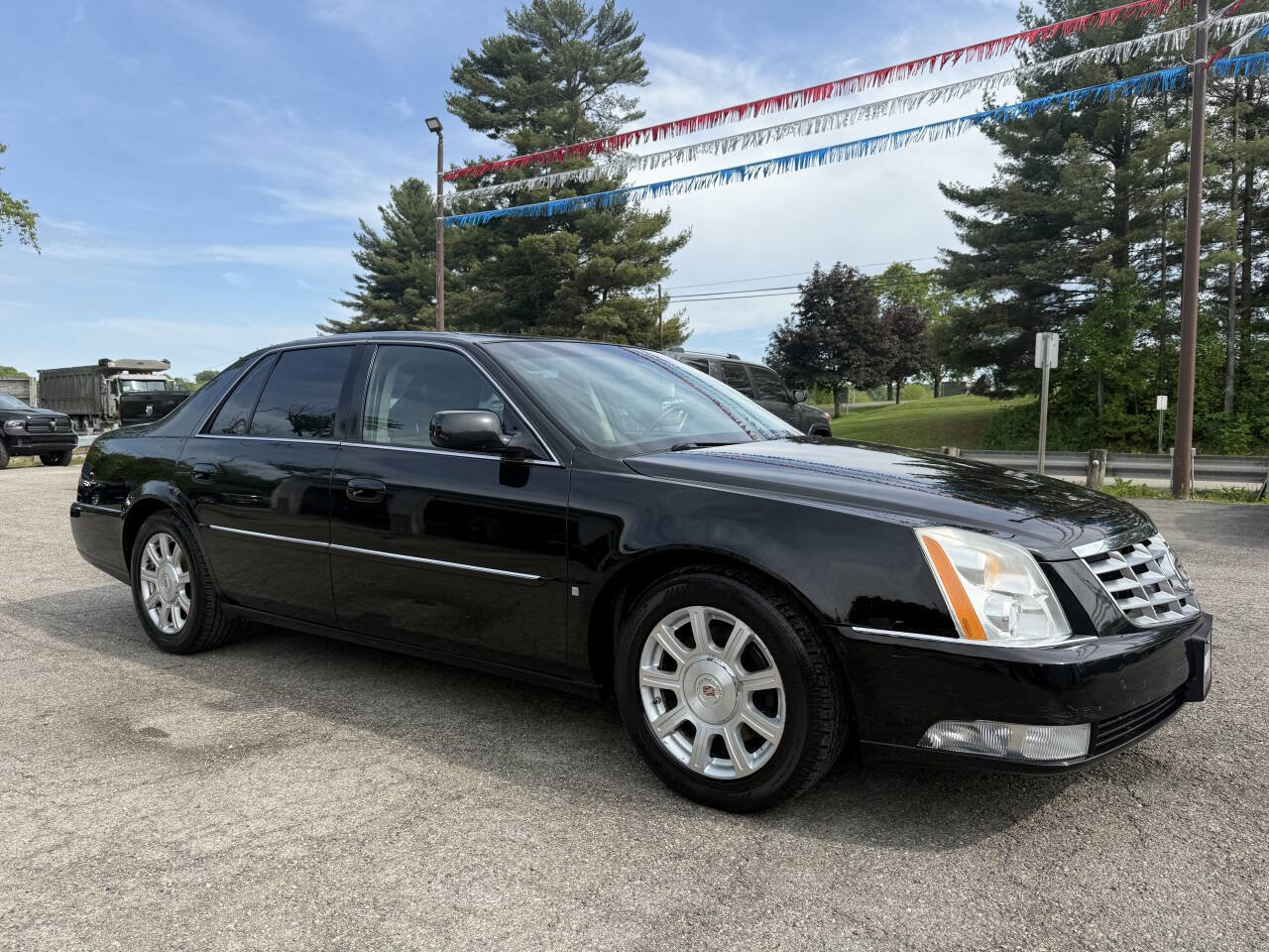 Used 2008 Cadillac DTS w/ Trunk Convenience Package FWD image 3