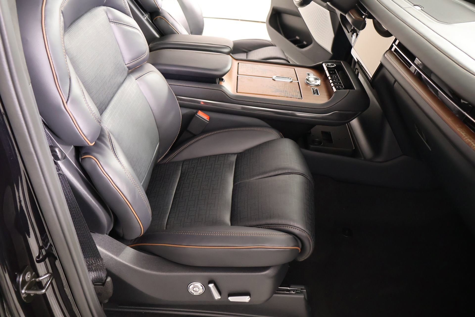 New 2026 Lincoln Navigator L Black Label AWD/4WD image 14