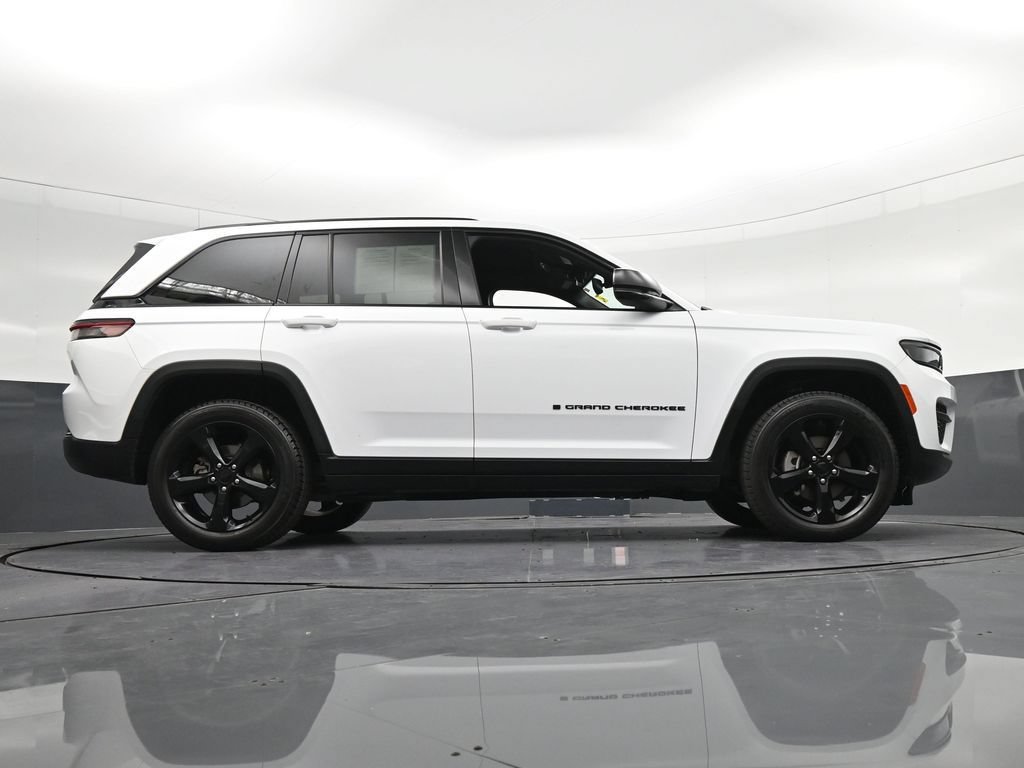 Used 2024 Jeep Grand Cherokee Altitude AWD/4WD image 30
