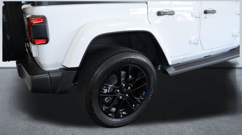 Used 2023 Jeep Wrangler Unlimited Sahara AWD/4WD image 15