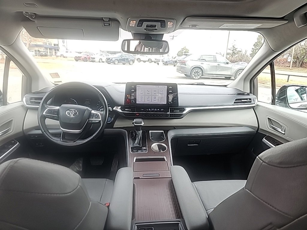 Used 2024 Toyota Sienna XLE image 7