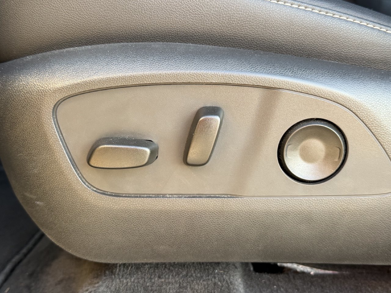 Used 2025 Chevrolet Traverse LT FWD image 24