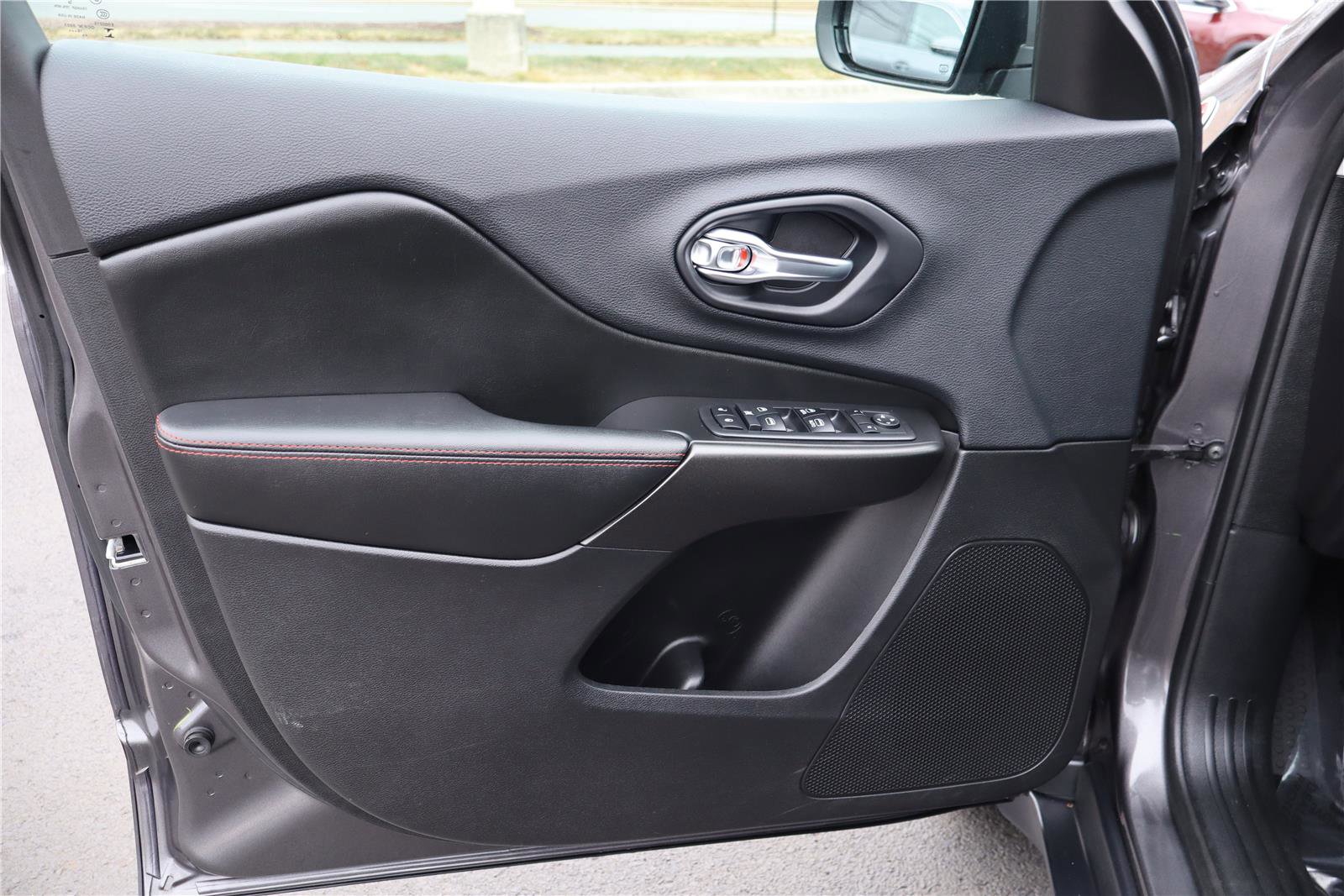 Used 2019 Jeep Cherokee Trailhawk image 12