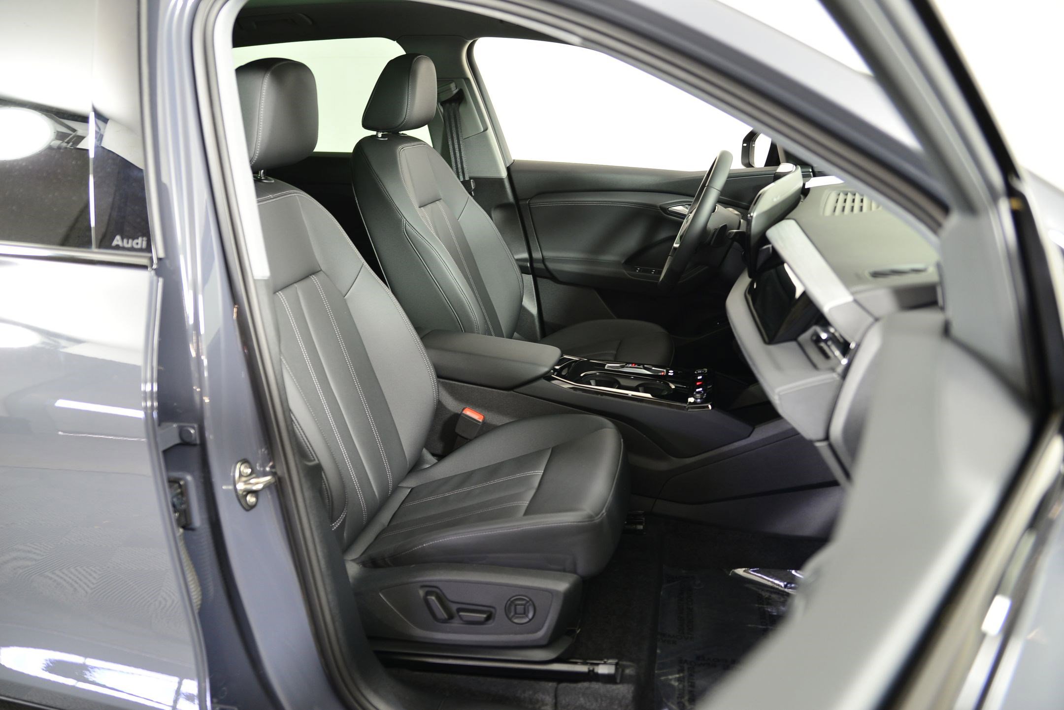 Certified 2025 Audi Q6 e-tron Premium w/ Convenience Package image 17