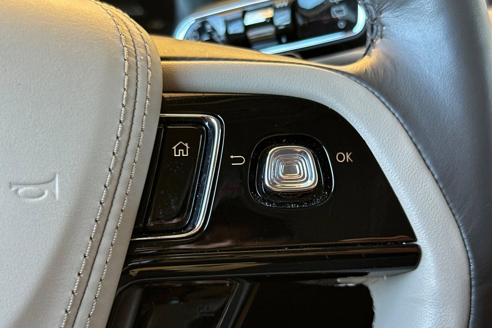 Used 2023 Lincoln Aviator Reserve w/ Equipment Group 201A RWD image 30