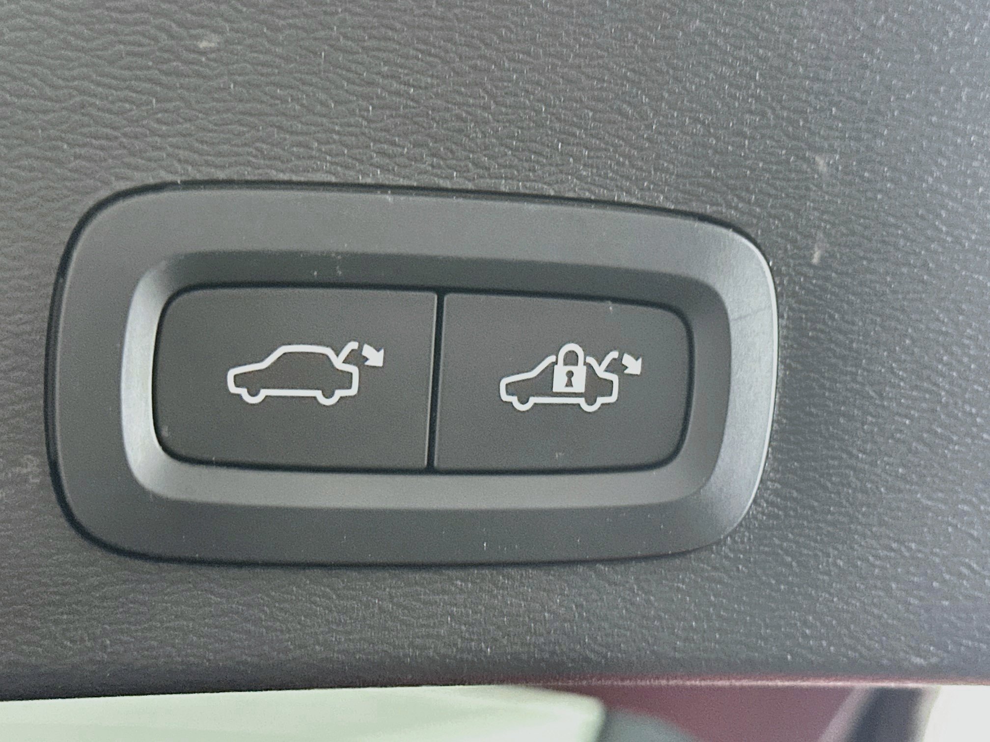 Used 2023 Volvo XC40 B4 Ultimate FWD image 31