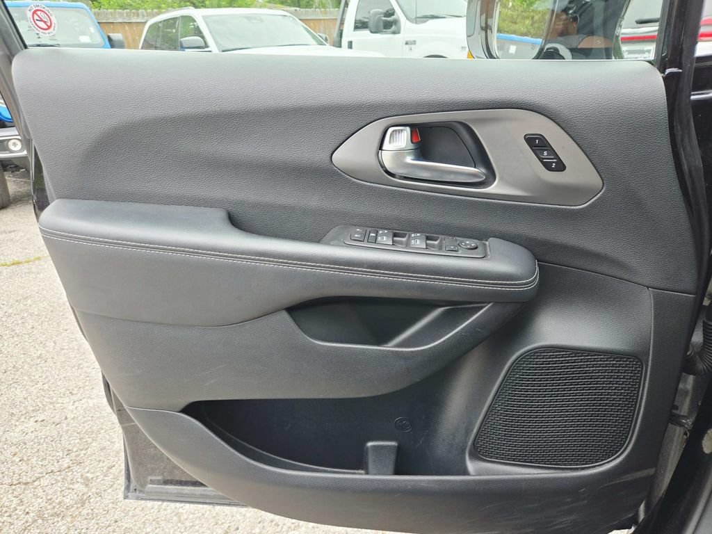 Used 2025 Chrysler Pacifica Select FWD image 35