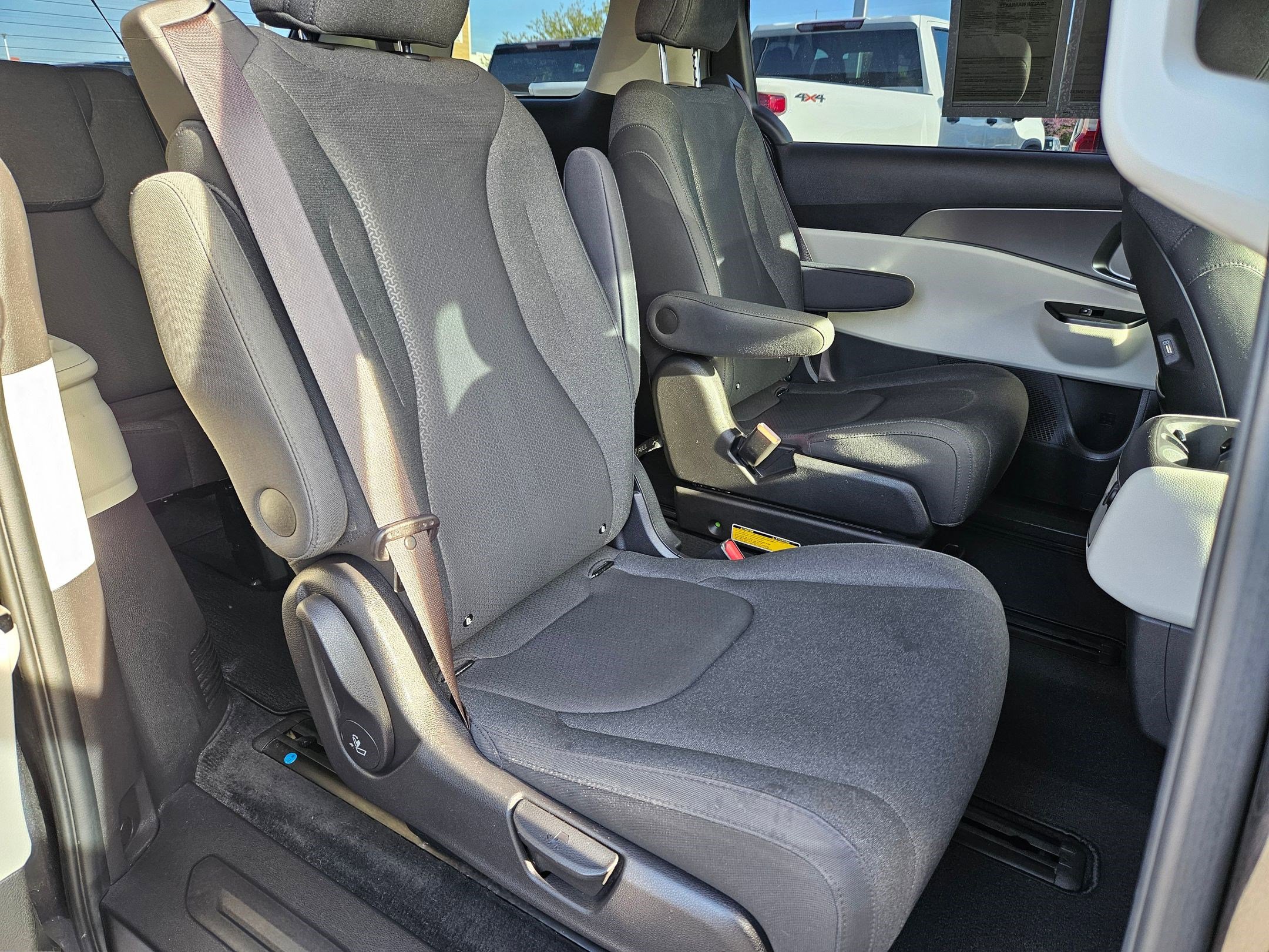 Used 2022 Kia Carnival LX image 29