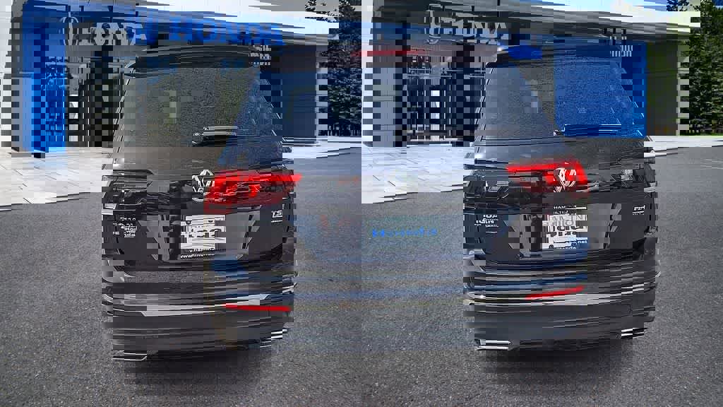 Used 2018 Volkswagen Tiguan SE w/ Panoramic Sunroof Package image 7