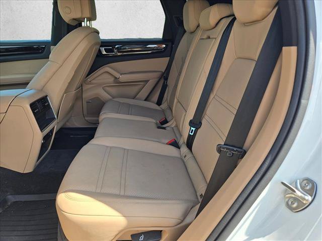 Used 2022 Porsche Cayenne AWD/4WD image 19