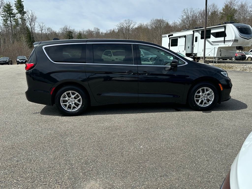 Used 2023 Chrysler Pacifica Touring-L FWD image 6