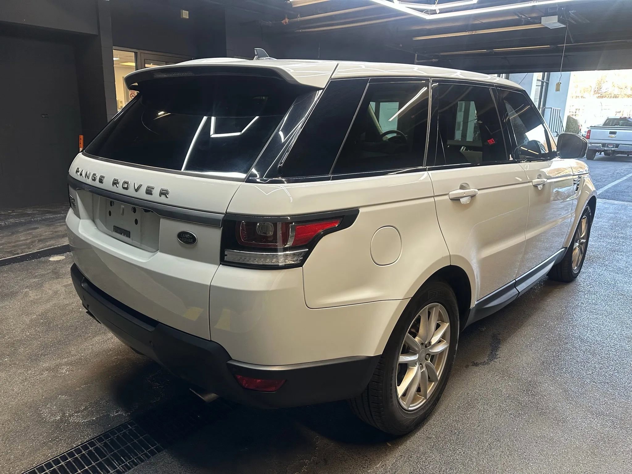 Used 2016 Land Rover Range Rover Sport SE image 8
