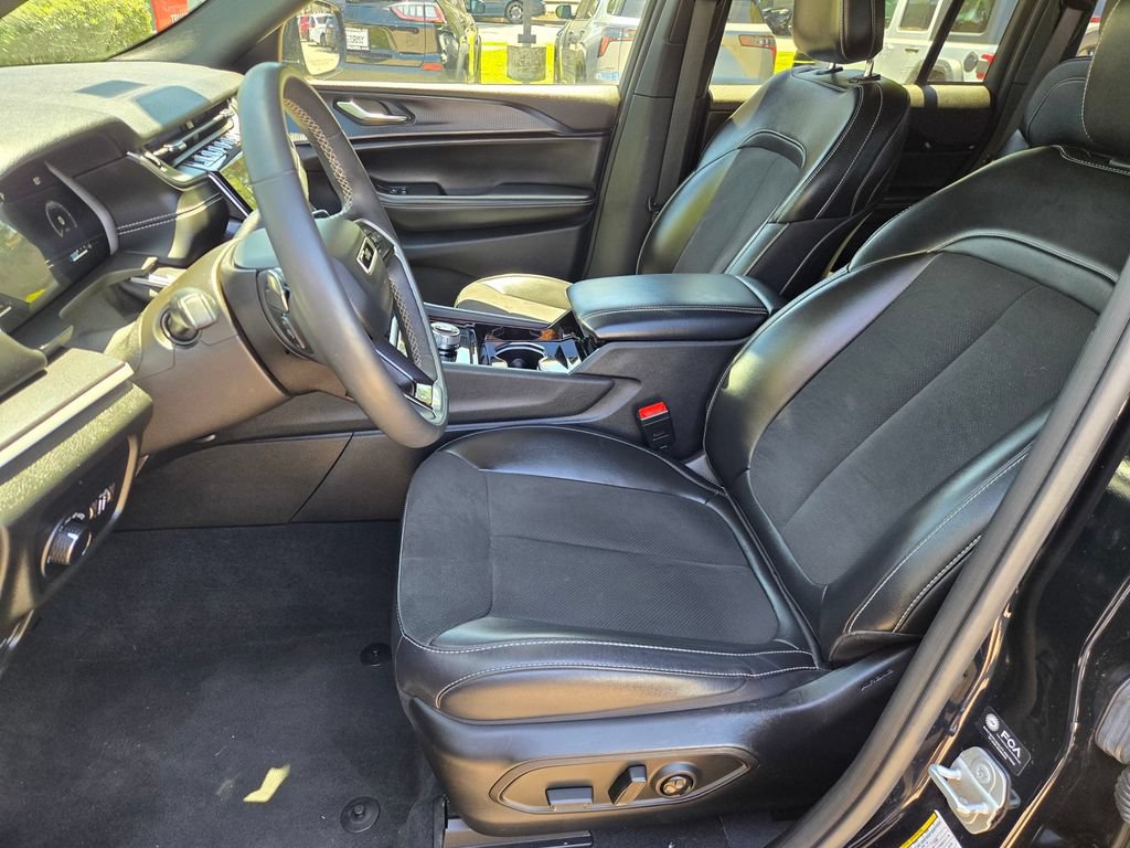 Used 2023 Jeep Grand Cherokee Altitude AWD/4WD image 9