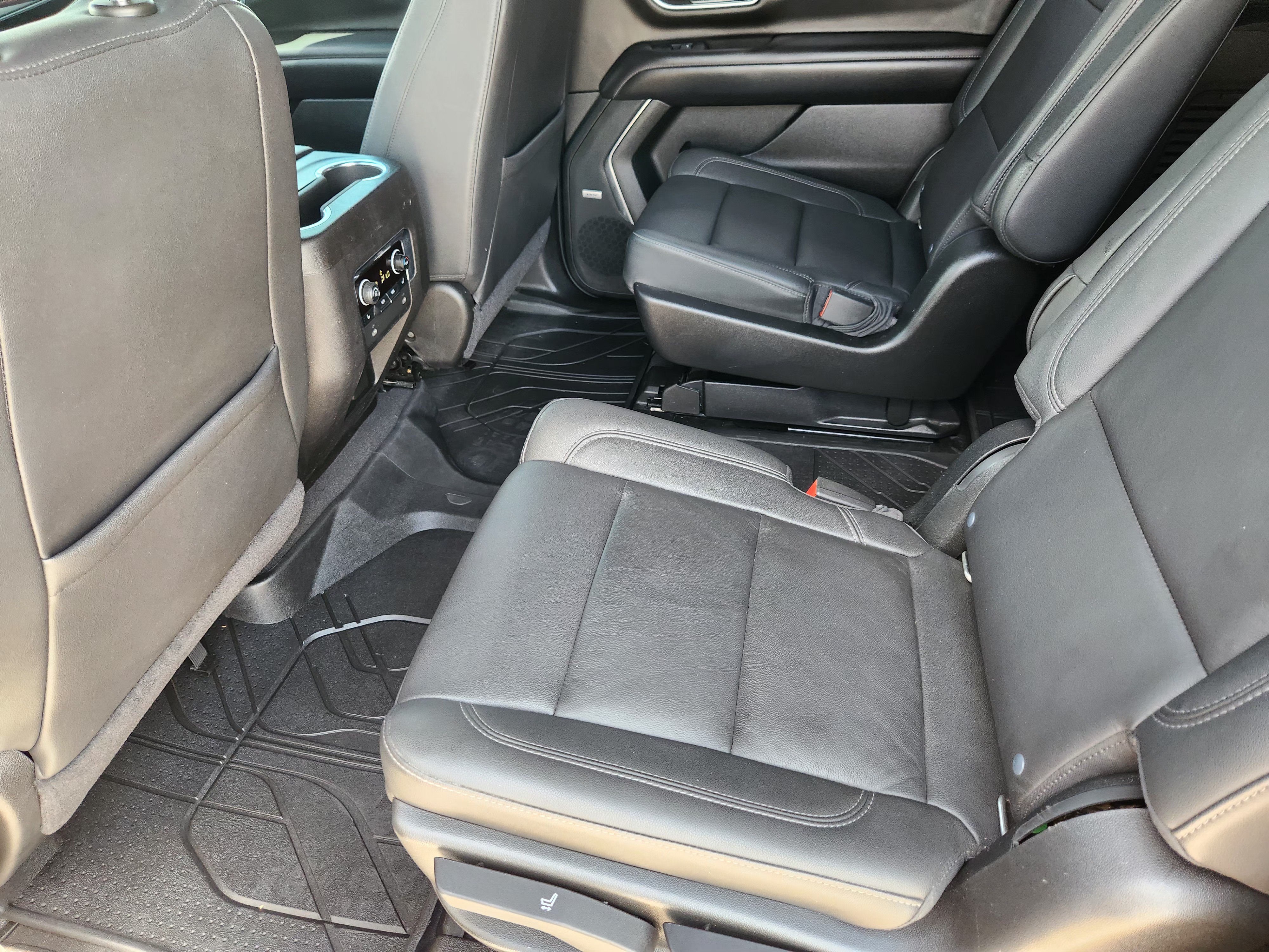 Used 2021 Chevrolet Suburban Z71 w/ Z71 Off-Road Package AWD/4WD image 29
