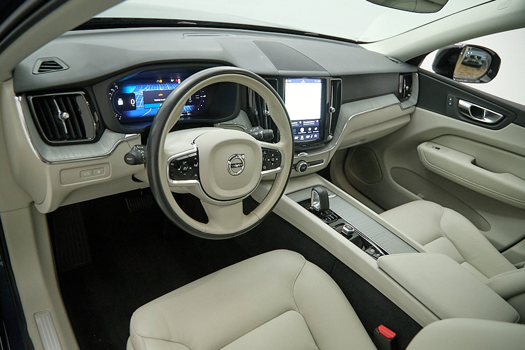 Certified 2025 Volvo XC60 T8 Plus w/ Protection Package Premier AWD/4WD image 12