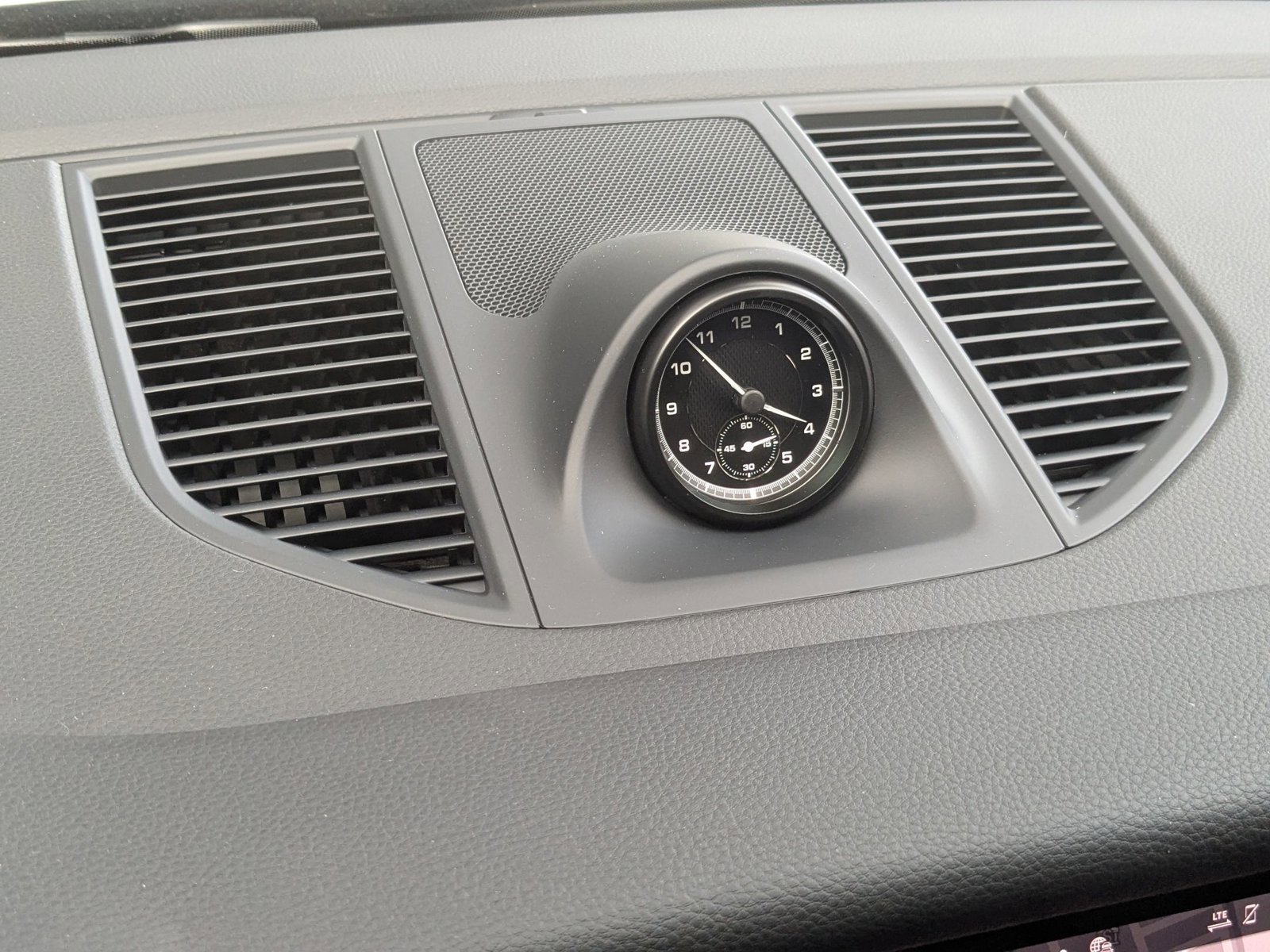 New 2026 Porsche Macan image 22