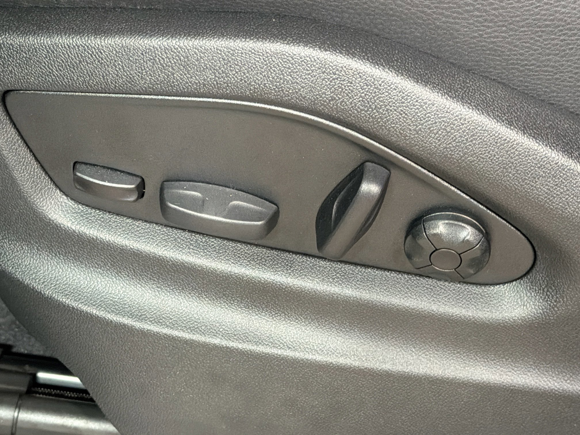 Used 2025 Porsche Cayenne image 25