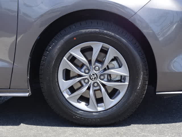 Used 2023 Toyota Sienna LE FWD image 8