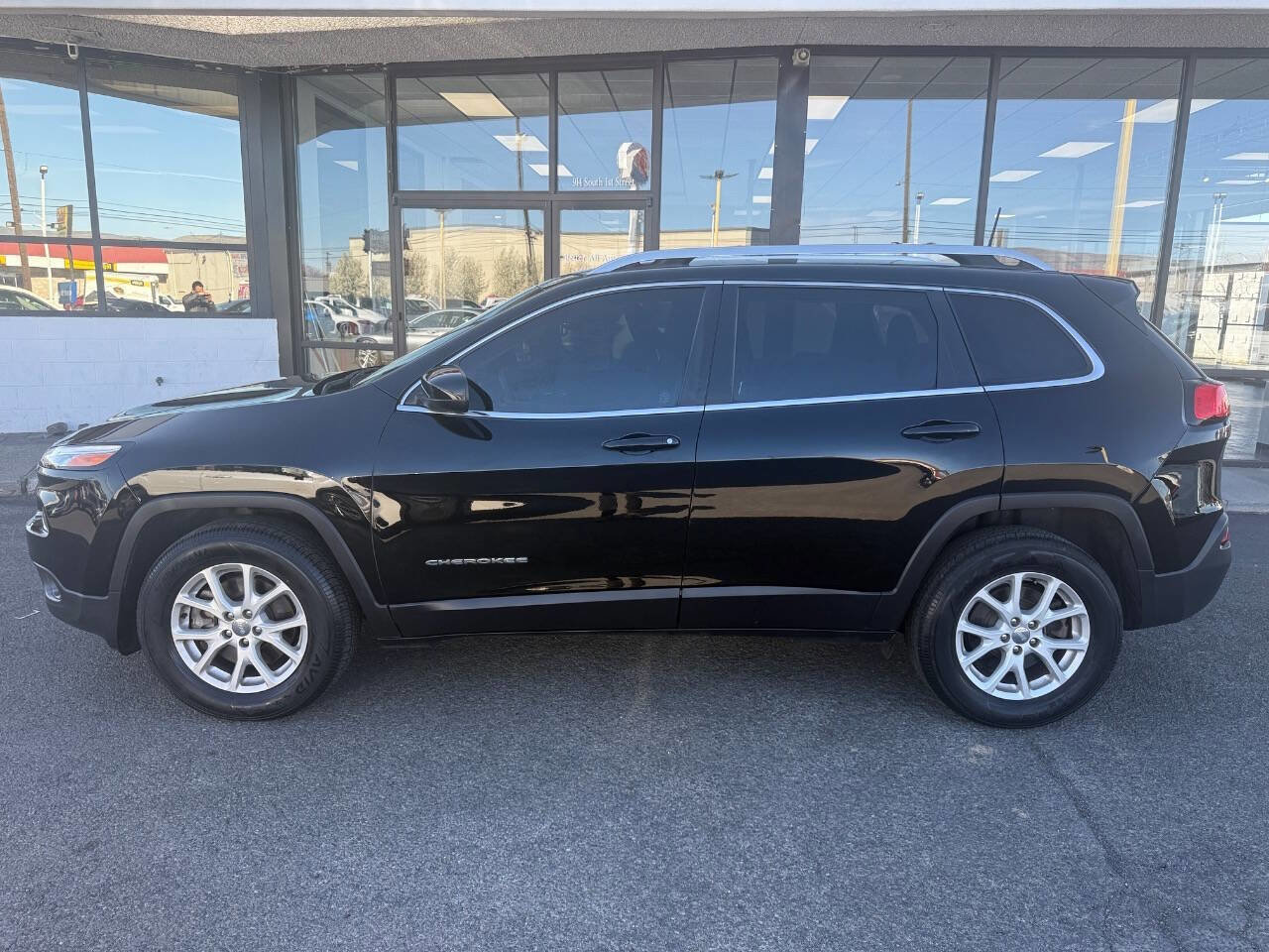 Used 2018 Jeep Cherokee Latitude w/ Cold Weather Group image 4