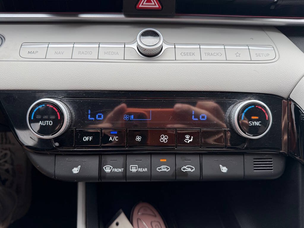 Used 2024 Hyundai Elantra Limited FWD image 16