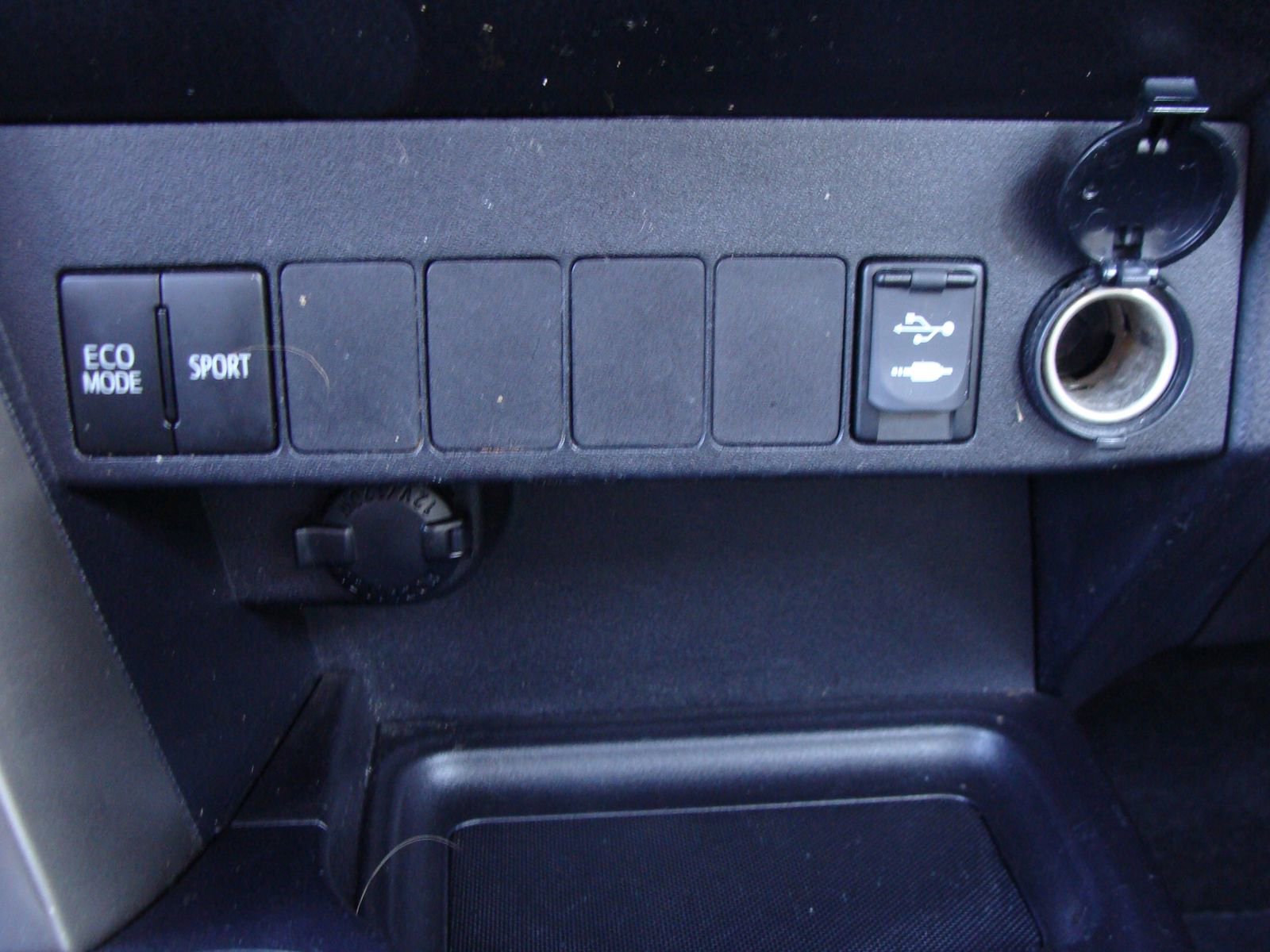 Used 2013 Toyota RAV4 XLE AWD/4WD image 23