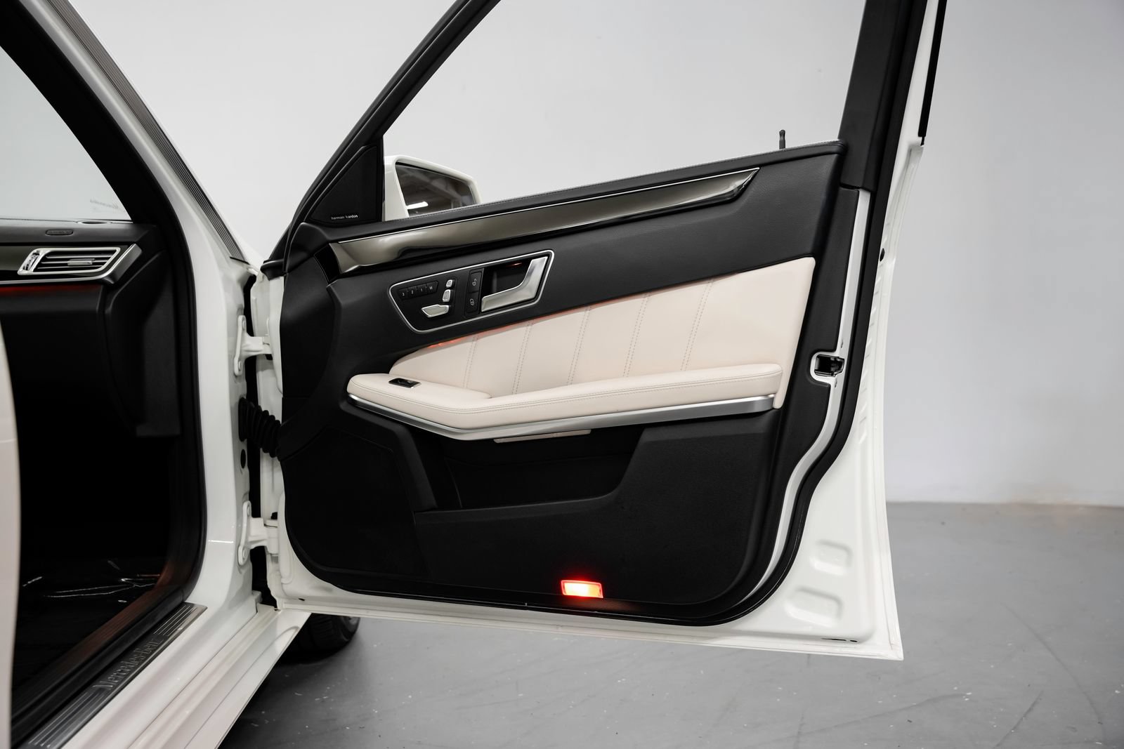 Used 2015 Mercedes-Benz E 400 Sedan image 22