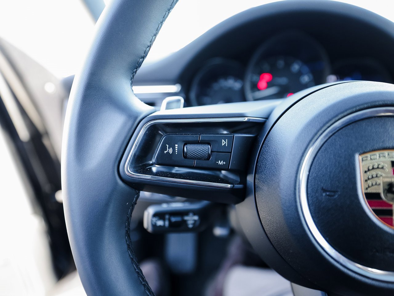 Certified 2025 Porsche Macan image 17