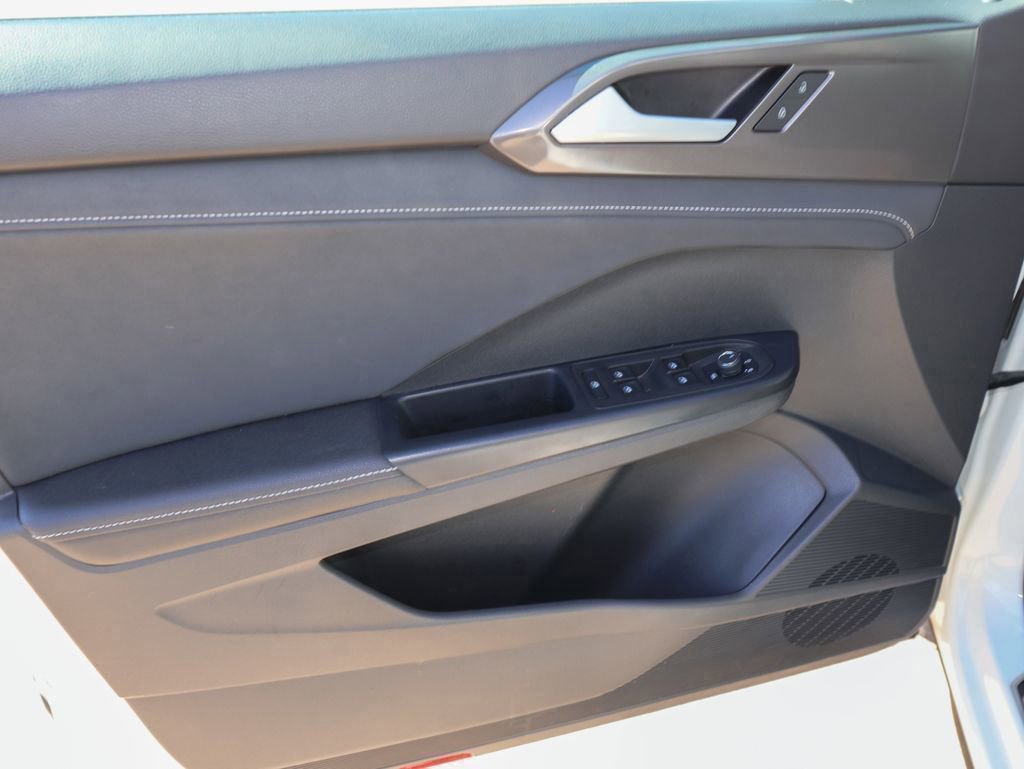 Certified 2025 Volkswagen Taos SE FWD image 14