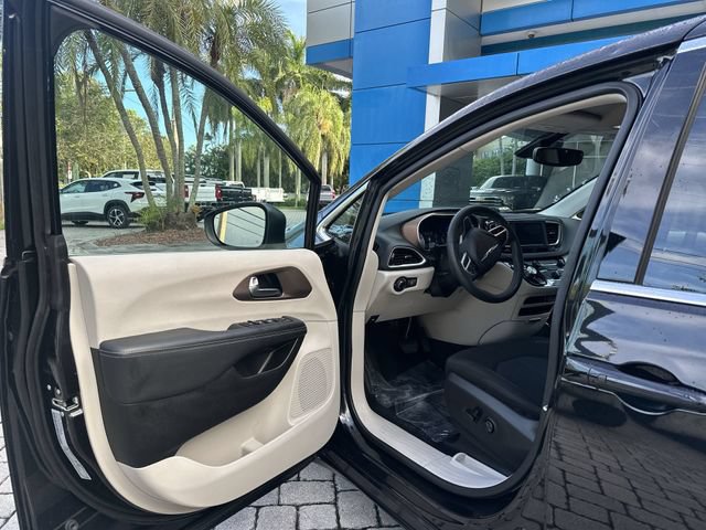 Used 2023 Chrysler Voyager LX FWD image 22