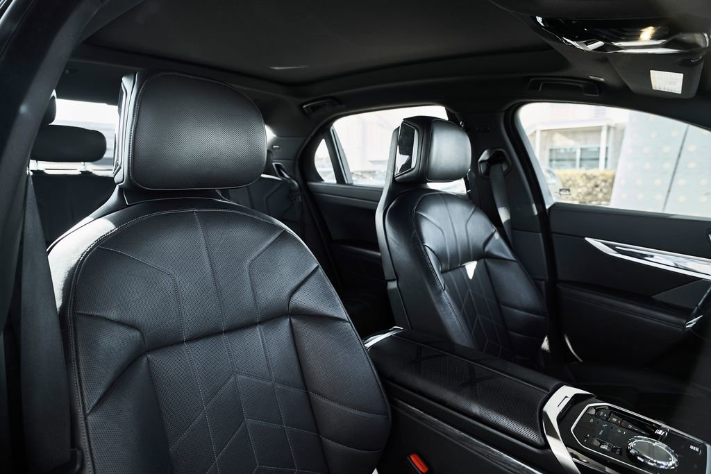 Used 2024 BMW 740i w/ Premium Package RWD image 23