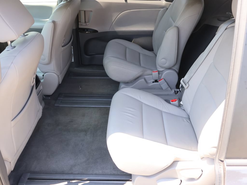 Used 2017 Toyota Sienna XLE FWD image 11
