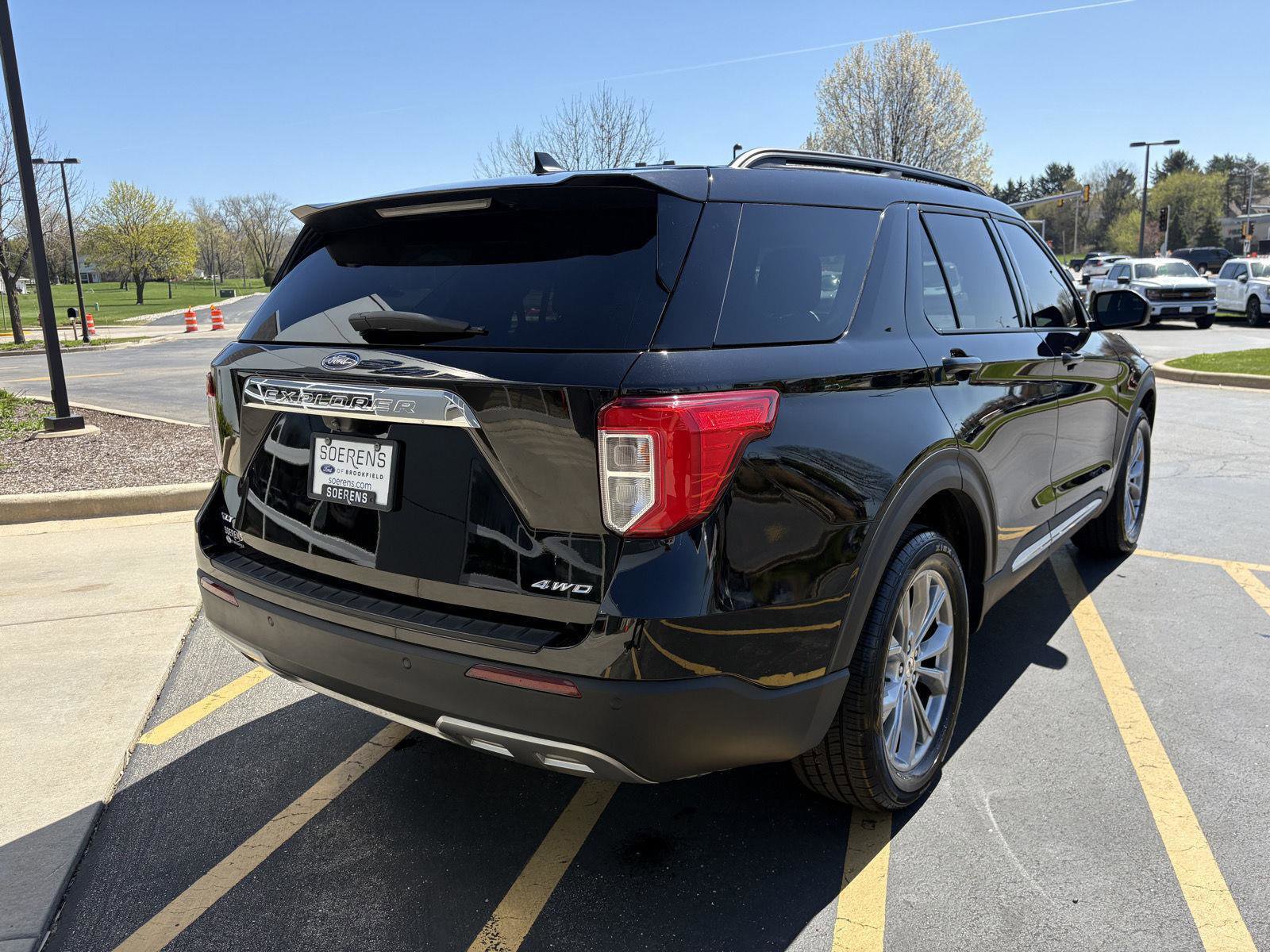 Used 2022 Ford Explorer XLT w/ Equipment Group 202A AWD/4WD image 6