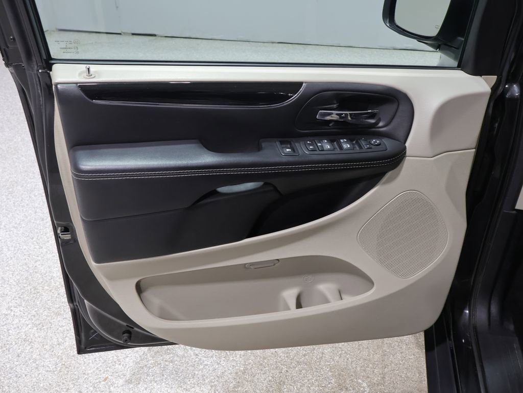 Used 2018 Dodge Grand Caravan SXT image 12