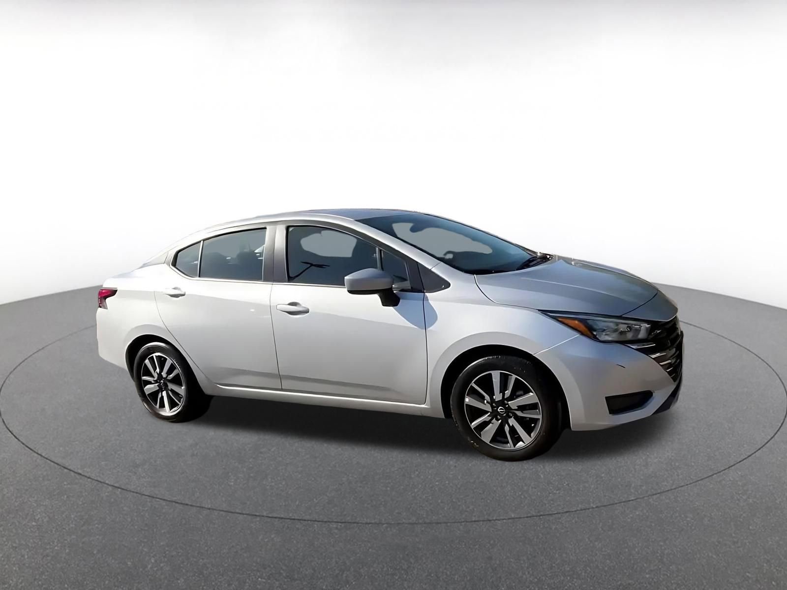 Used 2025 Nissan Versa SV image 2